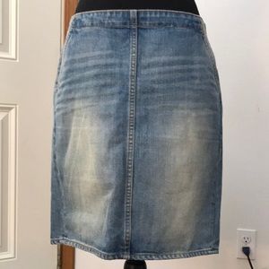 Gap 1969 jean skirt, blue, pockets, zipper in back with button, size 29